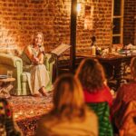 Yvonne Birkel beim spirituellen Bühnenprogramm Das Universum spricht zu dir im Schloss Türnich