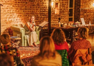 Yvonne Birkel beim spirituellen Bühnenprogramm Das Universum spricht zu dir im Schloss Türnich