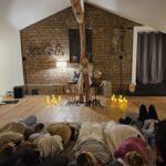 Yvonne Birkel und Besucher des spirituellen Bühnenprogramms im Yogablick in Kerpen